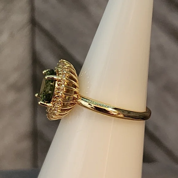 ROUND GREEN CUT GOLD HALO RING - Picture 4 of 5